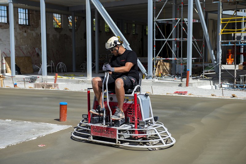 Zacieraczka do betonu Swepac w akcji